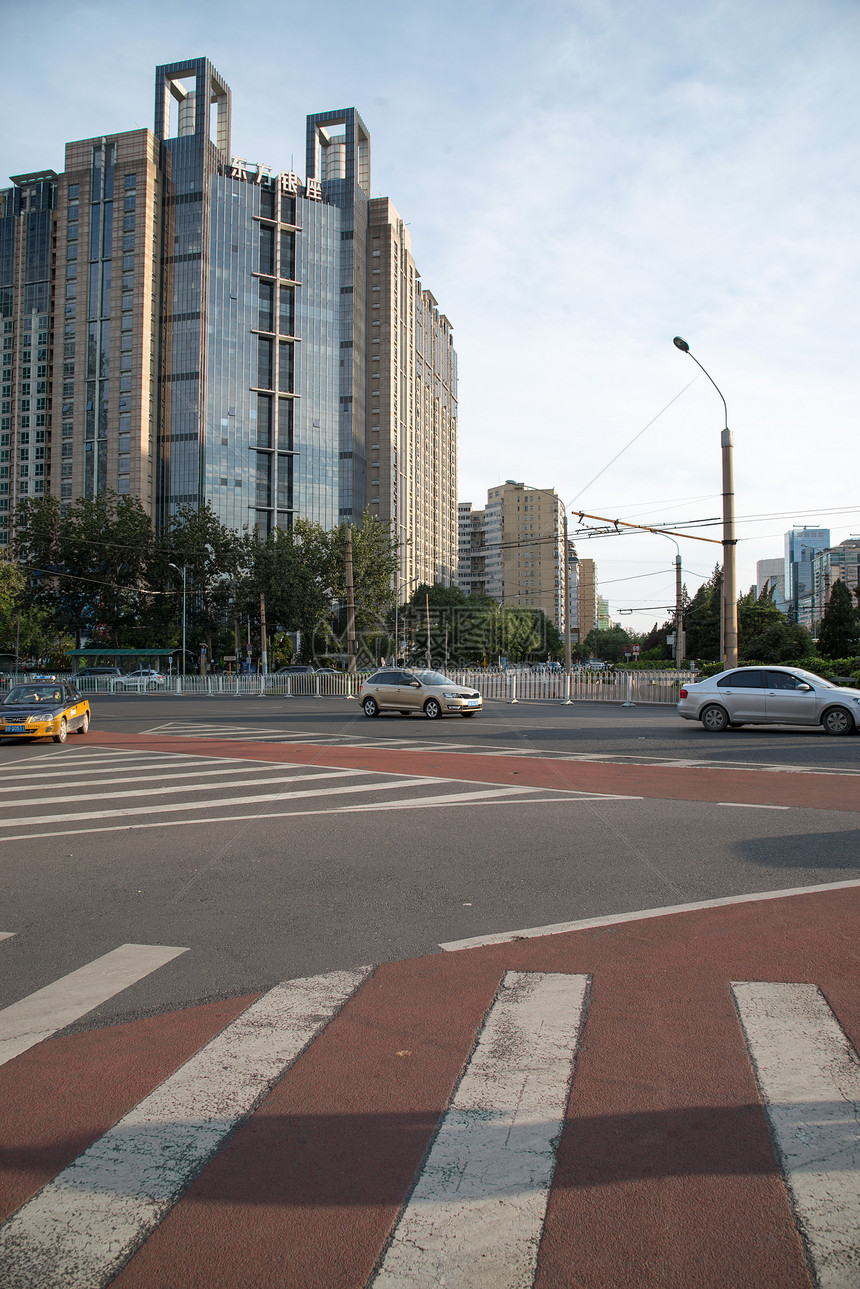 北京市区的街道和建筑物图片