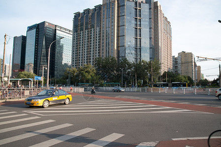 北京市区的街道和建筑物图片