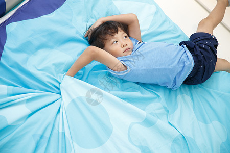 仅一个男孩摄影4岁到5岁可爱的小男孩在床上玩耍图片