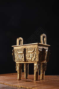 黑色斑斓花纹香炉古典式远古的铜鼎背景