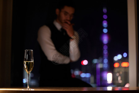 饮酒城市的香槟和成功男性背景背景