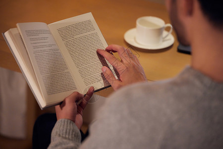 阅读改变生活深夜看书喝咖啡的男性背景
