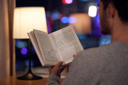 阅读改变生活深夜在书桌前看书的男人背景