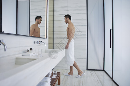 裹着浴巾走出卫生间的成熟男性背景图片