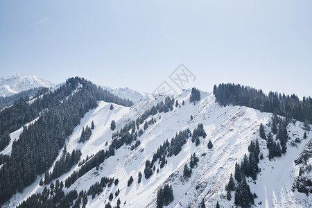 大雪人冬日新疆伊宁5A景区那拉提草原雪山背景