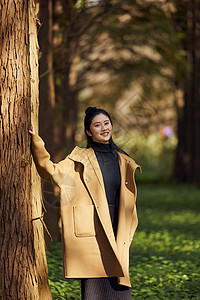秋季美女大学生森林郊游背景图片