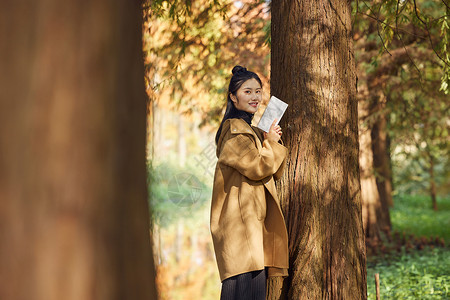 公园读书秋季户外美女公园看书背景