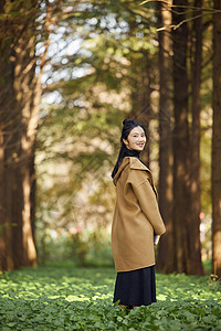 秋季美女大学生公园散步图片