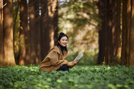 秋季美女森林中看书图片