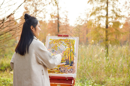 秋季画女大学生公园里画油画背景