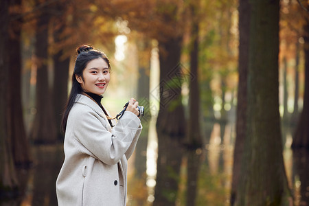 美女大学生秋游相机拍照图片