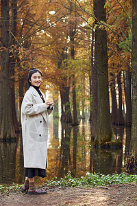 秋季美女大学生郊游拍照图片