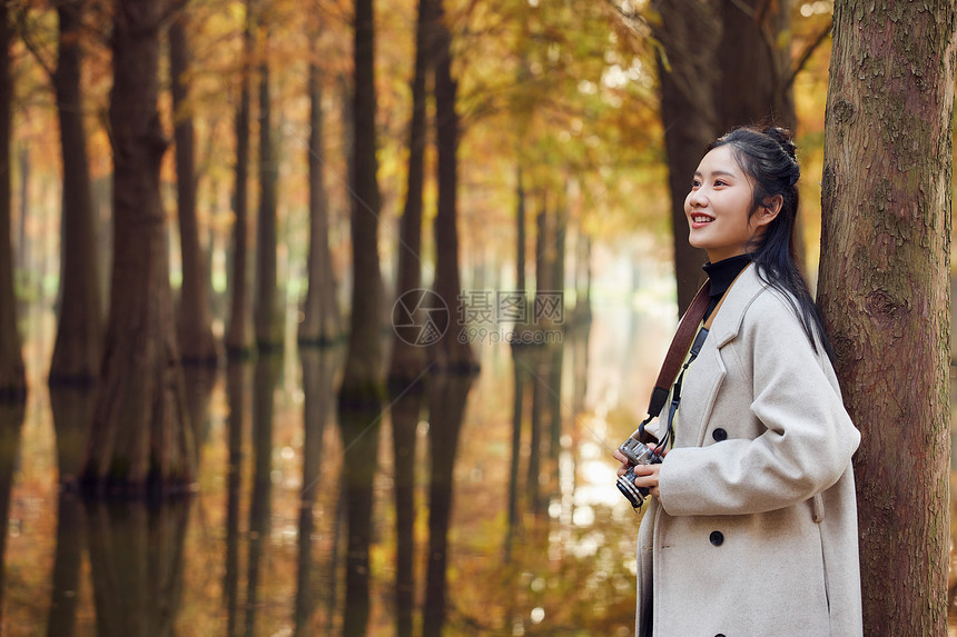 清纯美女户外拍秋景图片