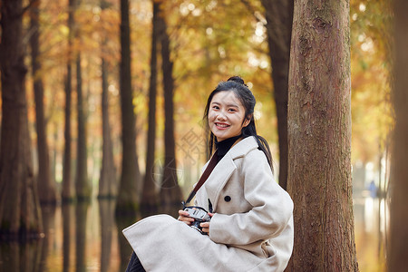 知性美女欣赏秋季景色形象图片