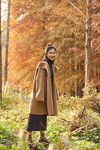 美女散步在秋色树林中图片