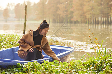 秋季美女公园坐船玩水图片