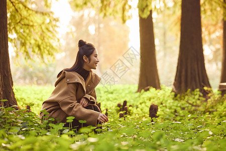 秋季清纯美女感受大自然图片