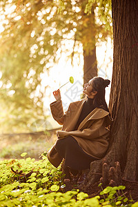 女大学生公园感受大自然图片