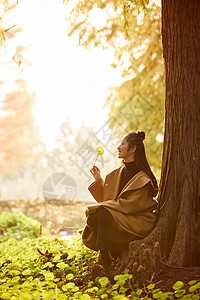 秋季黄昏美女感受大自然图片