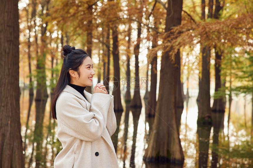 秋季美女大学生逛公园图片