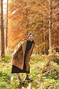 美女大学生秋季郊游背景图片