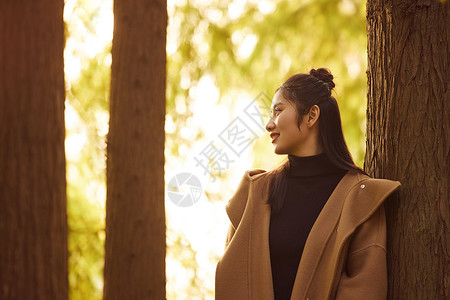 秋季美女公园写真背景图片