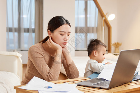 年轻宝妈居家带娃办公图片