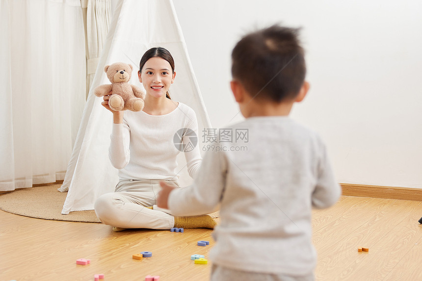 年轻宝妈在家陪孩子玩耍图片