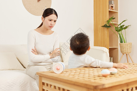 宝宝烦躁面对宝宝生气的宝妈背景