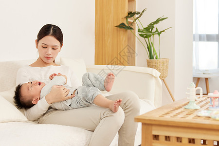 面对女人年轻宝妈面对哭闹的孩子背景