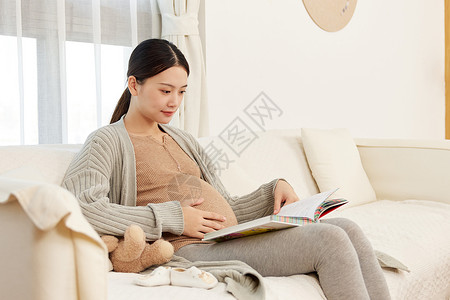 孕妇看书在家看书的孕妈形象背景