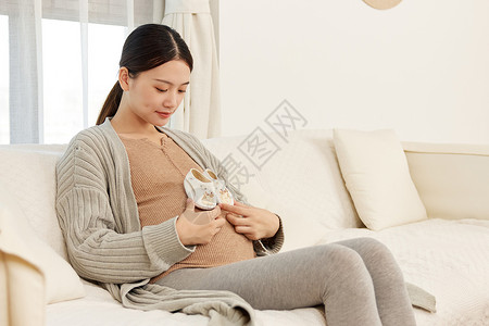 期待宝宝诞生的年轻孕妈高清图片