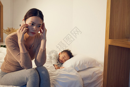 宝宝烦躁孩子睡着后情绪烦躁打电话的妈妈背景