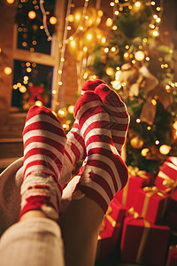 住宅内部爱男人穿着圣诞情侣袜的脚部特写图片