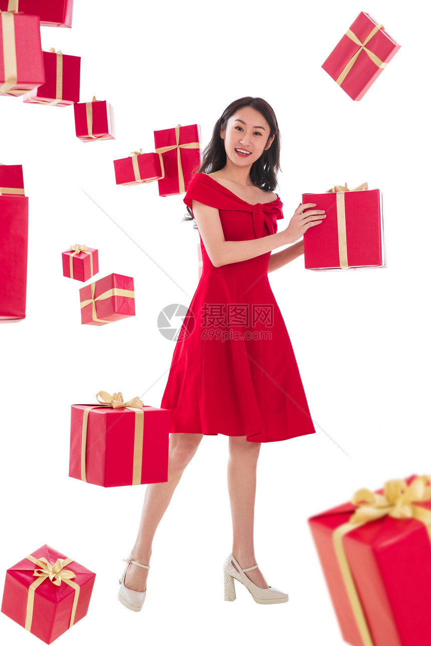 幸福丝带连衣裙漂亮的年轻女人与礼物图片