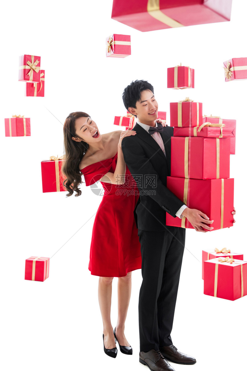 放松微笑男人快乐的青年伴侣抱着礼品盒图片