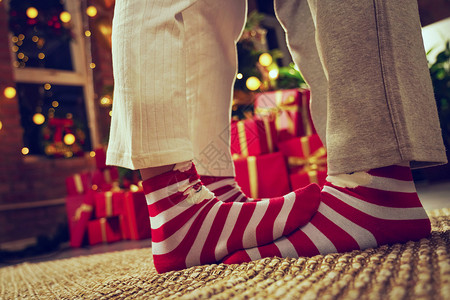 年轻人20到24岁家穿着圣诞情侣袜的脚部特写高清图片
