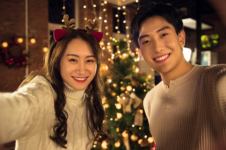 两个人青年伴侣发卡快乐的青年情侣过圣诞节图片