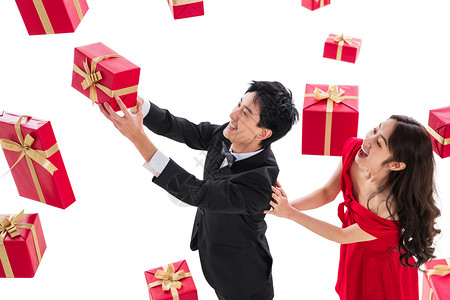 礼品盒女朋友站着伸手接礼物的幸福伴侣高清图片