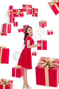 人春节放松漂亮的年轻女人与礼物图片