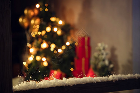 堆叠好的圣诞礼物节日堆叠圣诞装饰物圣诞节窗棱上的雪背景