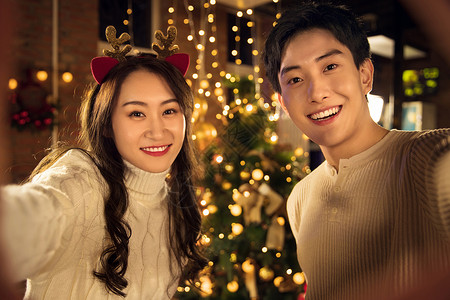 金色异恋青年文化快乐的青年情侣过圣诞节背景图片