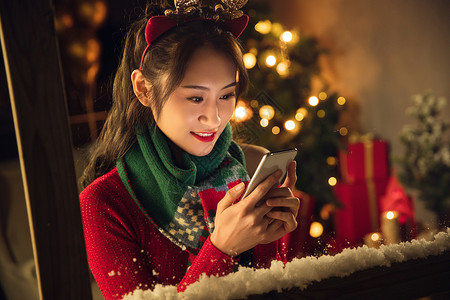 玩雪的人通讯青年人愉悦漂亮可爱的年轻女孩在家使用手机背景