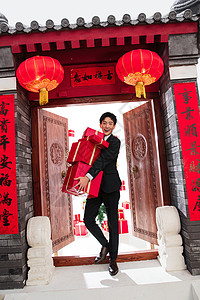 欢乐领结亚洲人抱着礼物盒的青年男人图片