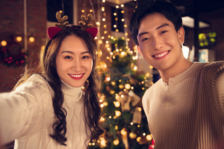 微笑节日伴侣快乐的青年情侣过圣诞节图片