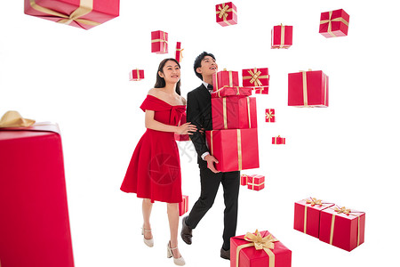 漂亮红色丝带步行高跟鞋圣诞礼物快乐的青年伴侣抱着礼品盒背景