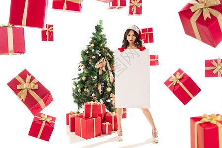 圣诞节节日海报展示金色站着过圣诞节的年轻女人拿着白板背景
