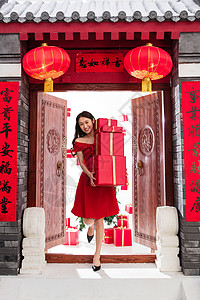 打开的礼品盒春联节日春节抱着礼物盒的青年女人背景