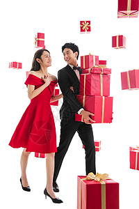 正装女人青年男人快乐的青年伴侣抱着礼品盒图片