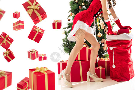 站着落下一个青年女人往袋子里装礼物的青年女人高清图片